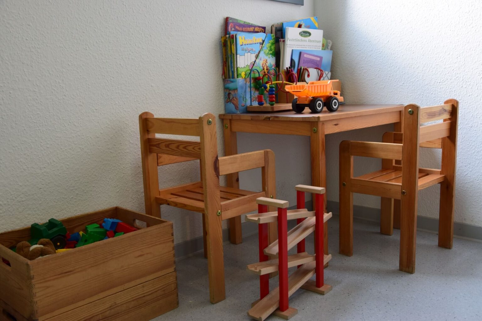 Arztpraxis Kromm Heidenheim Kinderbereich im Wartezimmer mit Spielzeug